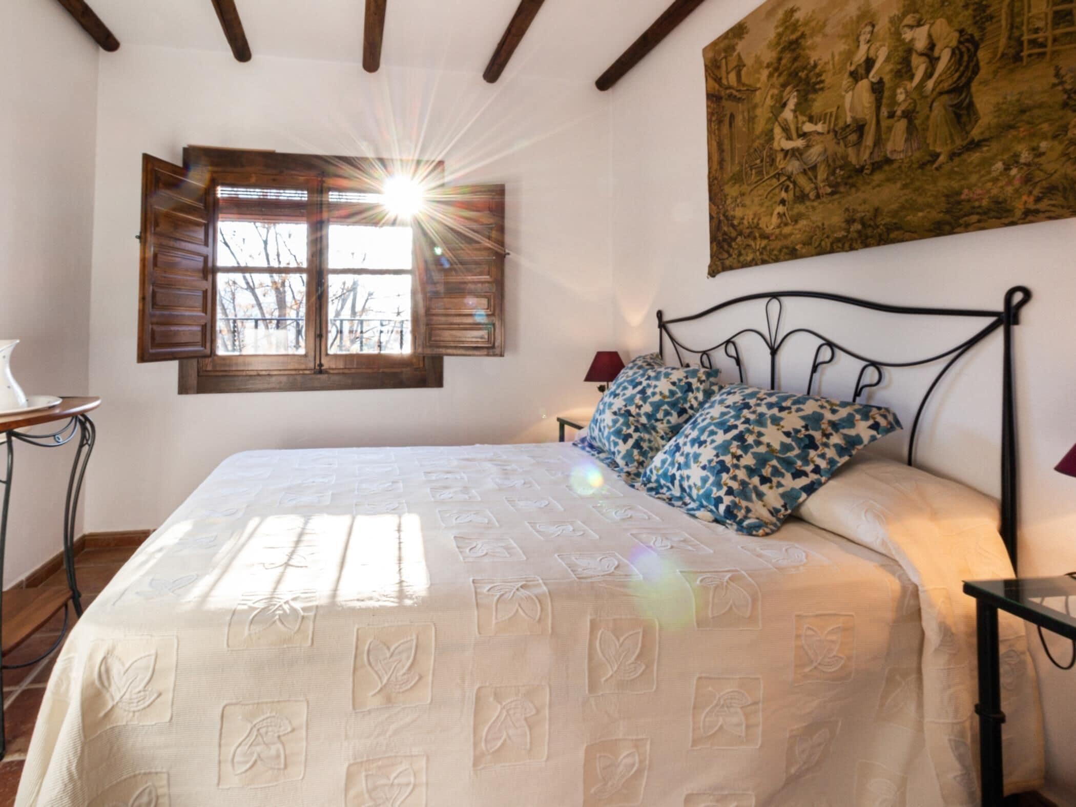 7 quartos, acesso à internet, roupa de cama