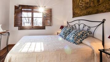 7 quartos, acesso à internet, roupa de cama