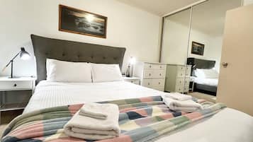 2 Schlafzimmer, Schreibtisch, Bügeleisen/Bügelbrett, Babybetten