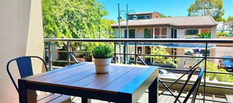 Safe & secure 2 bedroom apartment on Melbourne St, North Adelaide. Near CBD and Hospital. Free Park.