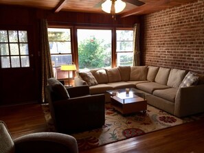 Smart TV, DVD player, books, offices