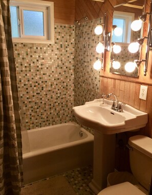 Combined shower/bathtub, hair dryer, towels, soap - Vista Village Retreat (Vista)