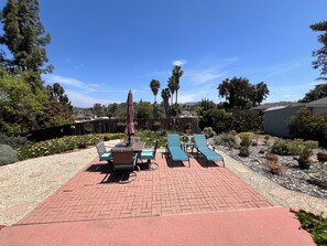 Outdoor dining - Vista Village Retreat (Vista)
