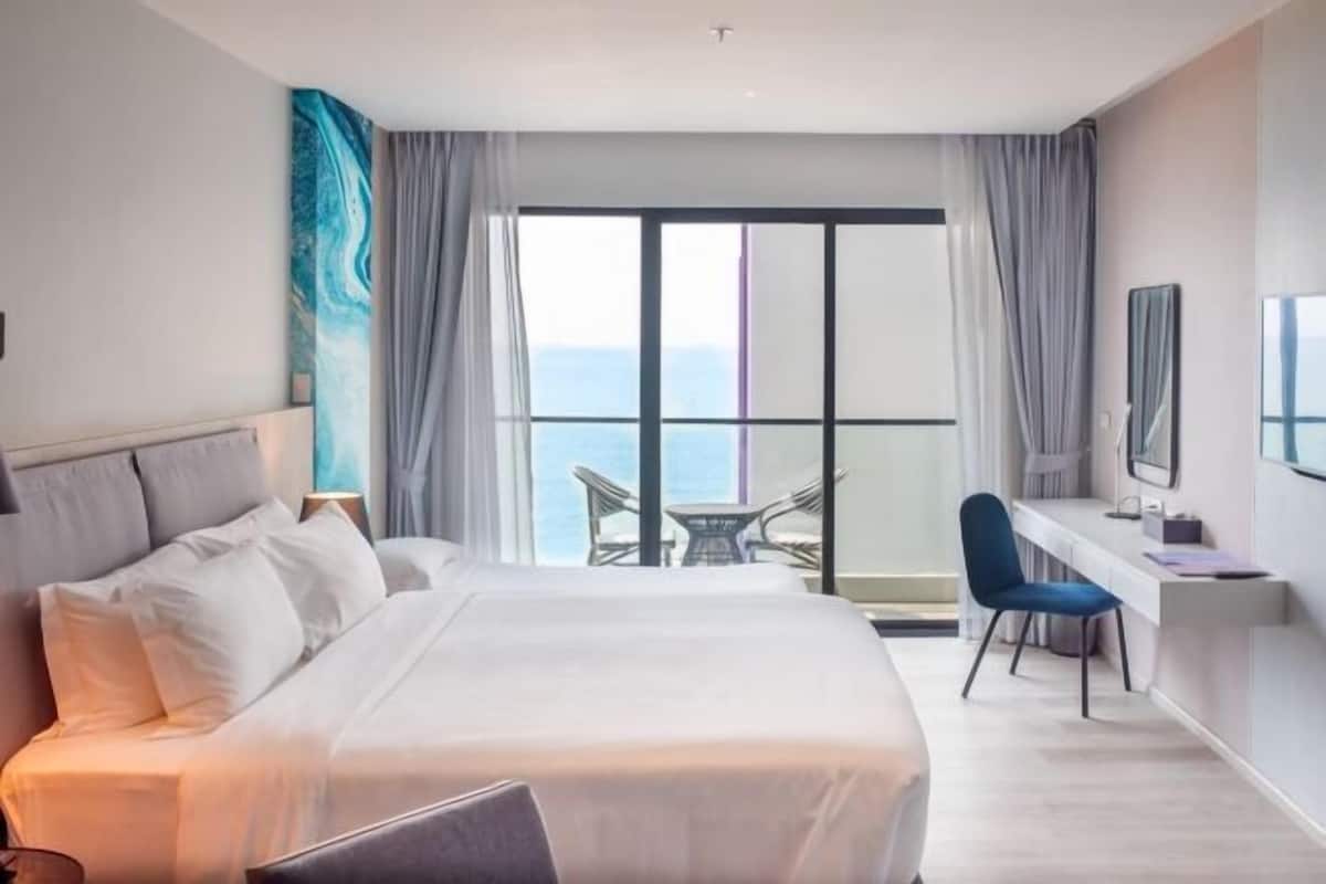 In-room safe, desk, laptop workspace, free WiFi