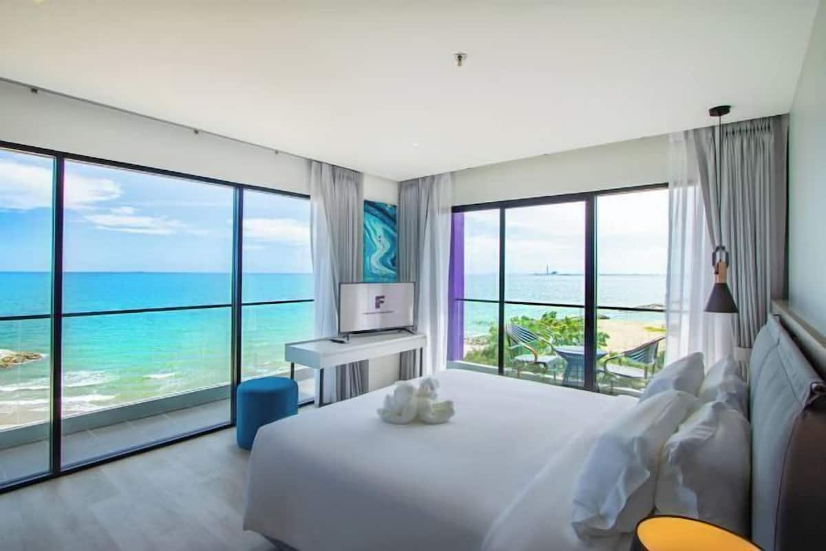 In-room safe, desk, laptop workspace, free WiFi