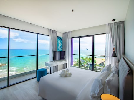 Executive Suite Sea view Room | In-room safe, desk, laptop workspace, free WiFi. Fortune Saeng Chan Beach Hotel Rayong