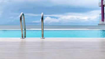 Außenpool, Liegestühle