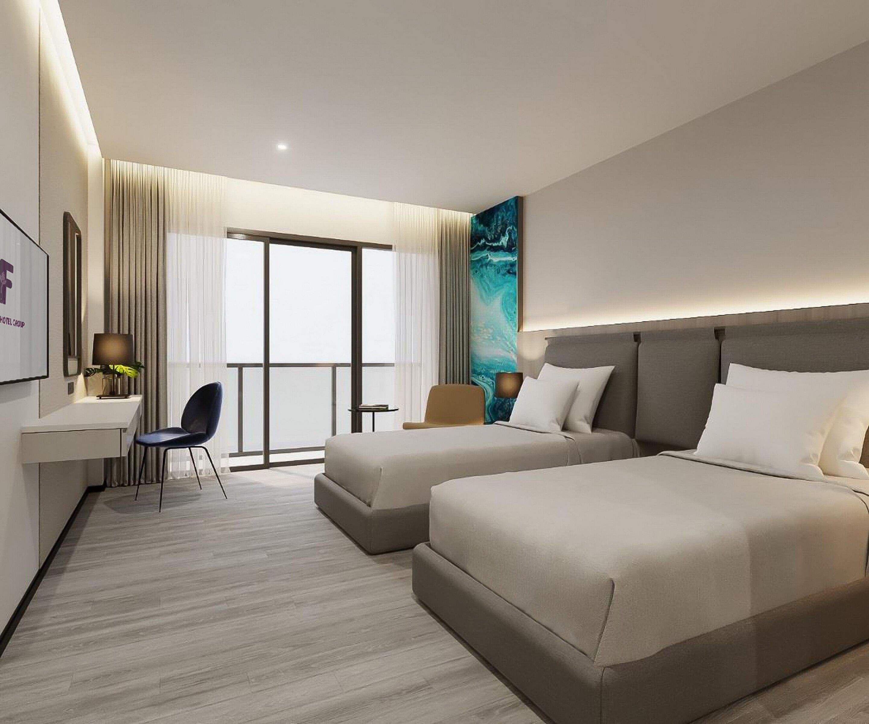 Een moderne hotelkamer met twee bedden, een bureau, een stoel en een groot raam met gordijnen.