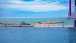 An infinity pool with a view of the ocean and a beach. - Fortune Saeng Chan Beach Hotel Rayong (Rayong)