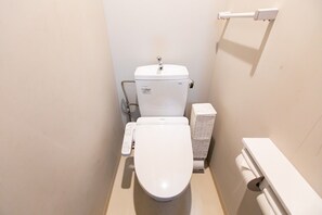 Separate bathtub and shower, free toiletries, hair dryer, towels