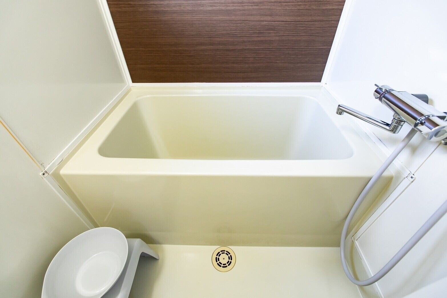 Un baño con bañera, inodoro y ducha.