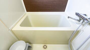 Un baño con bañera, inodoro y ducha.