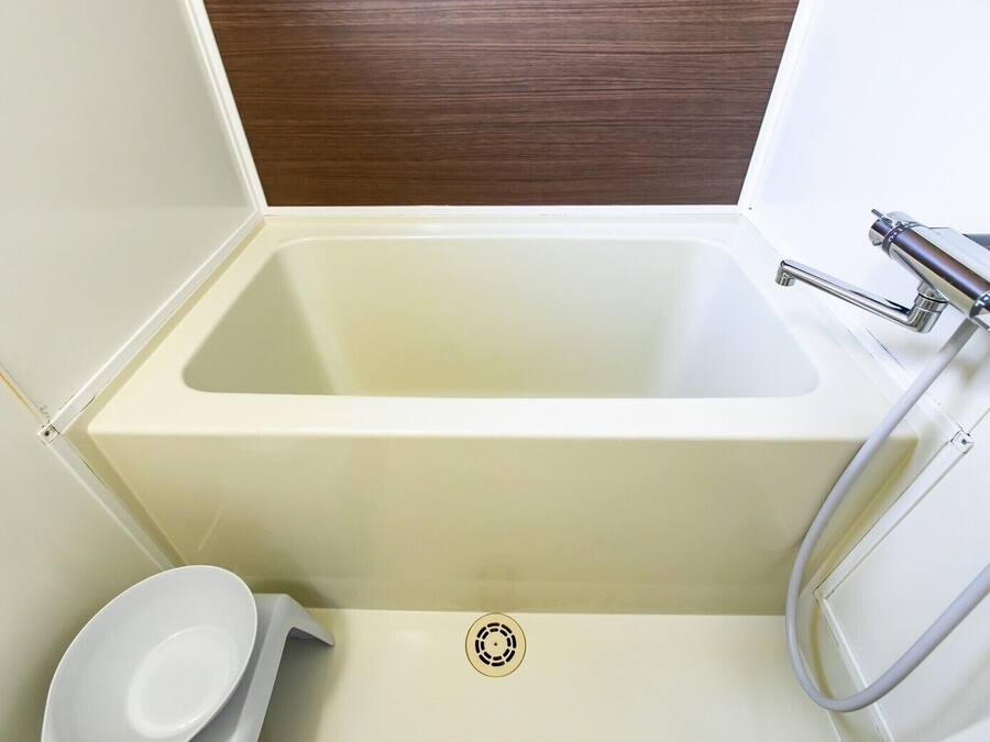 Un baño con bañera, inodoro y ducha.
