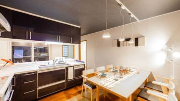 Private Vacation Home, Non Smoking | In-room dining