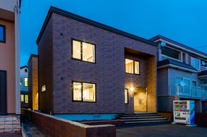 Fachada de la propiedad por la tarde o noche