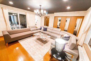 Casa, no fumadors (Private Vacation Home) | Sala d'estar | Televisor de pantalla plana 