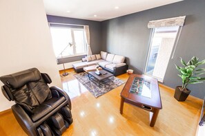 Casa, no fumadors (Private Vacation Home) | Sala d'estar | Televisor de pantalla plana 