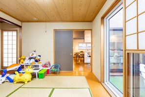 Private Vacation Home, Non Smoking | Free WiFi, bed sheets - The Worldwide House (Sapporo)