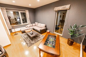 Casa, no fumadors (Private Vacation Home) | Sala d'estar | Televisor de pantalla plana 