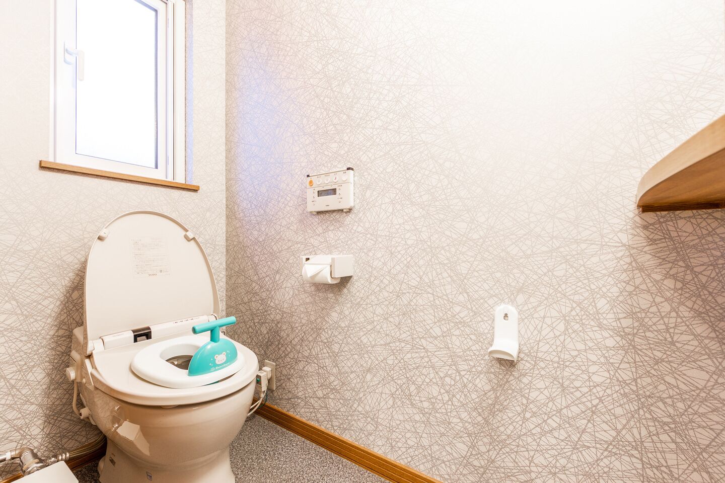 Separate bathtub and shower, free toiletries, hair dryer, slippers