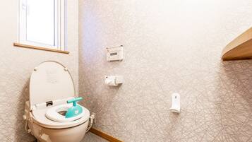 Bathtub dan shower terpisah dan perlengkapan mandi gratis