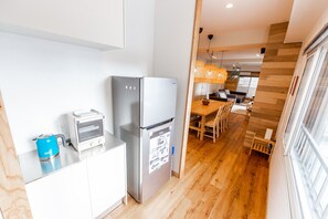 Departamento básico, para no fumadores (Private One Floor) | Cocineta privada | Refrigerador, microondas, parrilla de estufa y tetera eléctrica 
