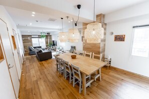 Departamento básico, para no fumadores (Private One Floor) | Área de sala de estar | Televisión de pantalla plana 