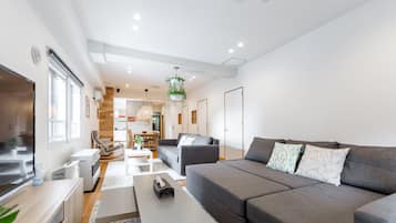 Apartamento básico, no fumadores (Private One Floor) | Zona de estar | Una televisión de pantalla plana