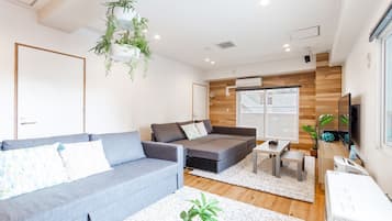 Apartamento básico, no fumadores (Private One Floor) | Sala de estar | Una televisión de pantalla plana