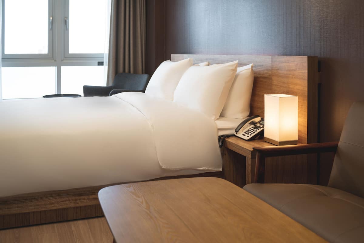 Cortinas opacas, wifi gratis, ropa de cama