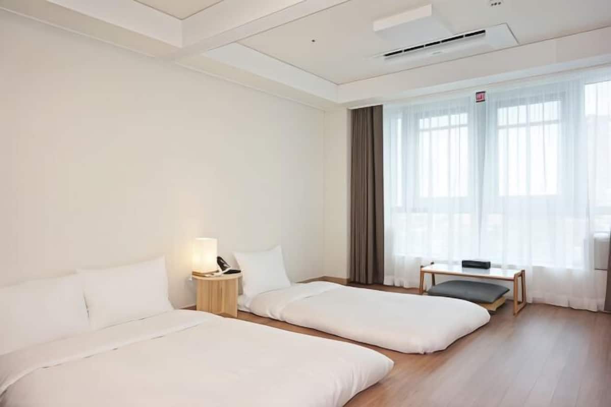 2 bedrooms, blackout drapes, free WiFi, bed sheets