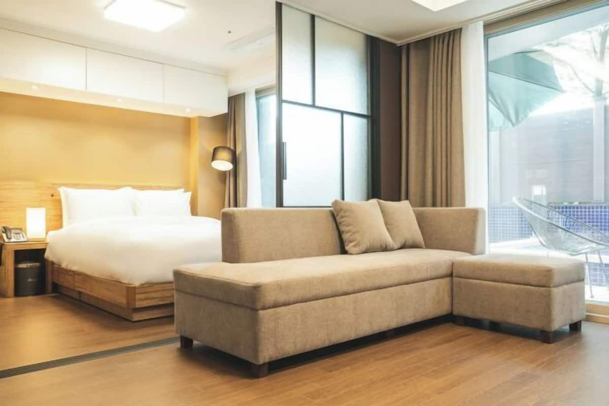 2 bedrooms, blackout drapes, free WiFi, bed sheets