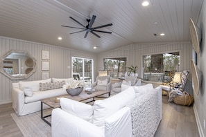 Smart TV, lareira, videogames, DVD player