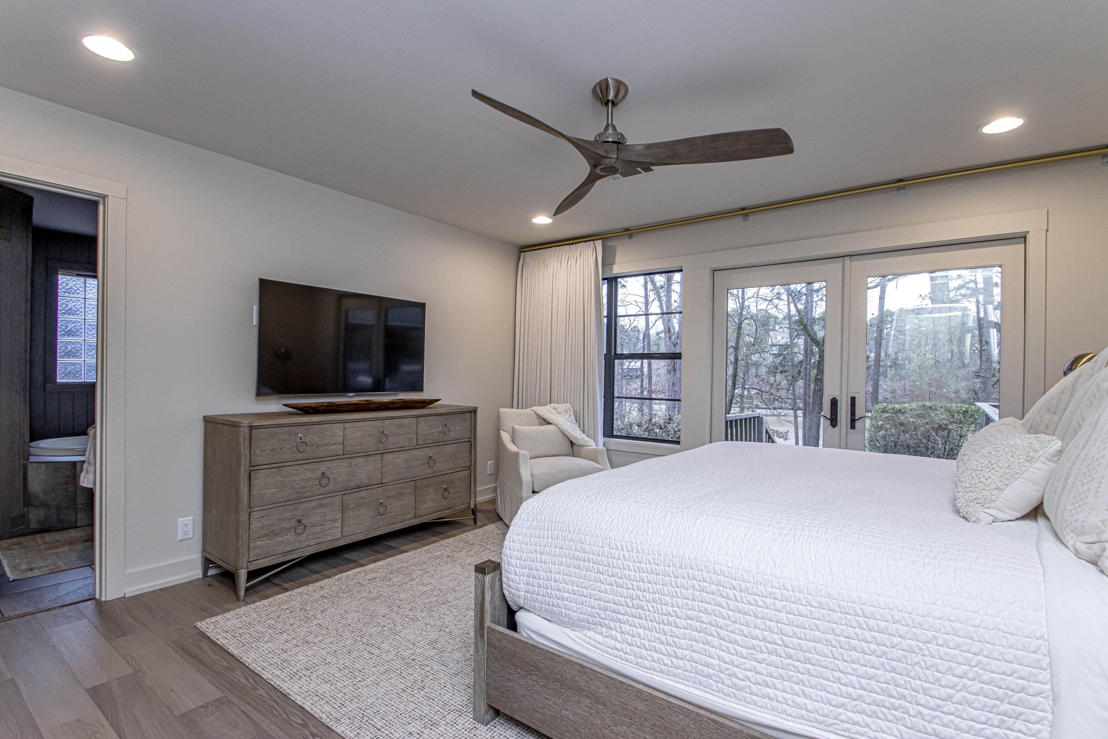 4 多间卧室、熨斗/熨衣板、WiFi、床单