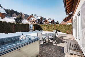 Outdoor dining - Pistenblick Chalet auf nur 75m Abstand von der Piste (St. Margarethen im Lungau)