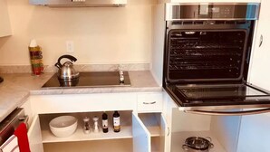A kitchen with a stove, oven, and various kitchen items. - Luxury stay near Santana Row for vacation/business (San Jose)