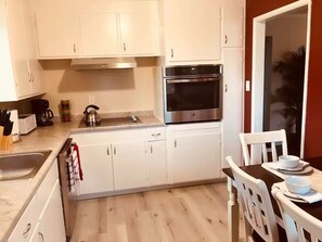Frigorífic, microones, forn i placa de cuina 