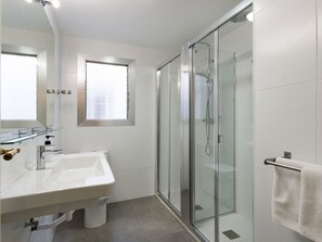 Douche, sĂšche-cheveux, serviettes fournies