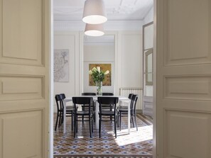 Dining - SibsBcn- Rambla Cozy Big Apart Families Friends Business (Barcelona)