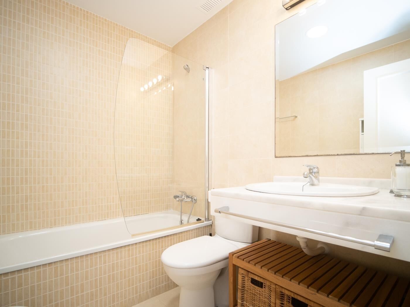 Un baño moderno con bañera, inodoro y lavamanos.