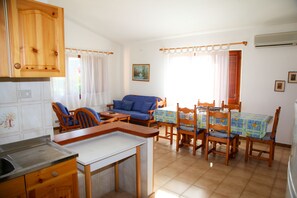 Apartment, 2 Schlafzimmer | Eigene Küche | Großer Kühlschrank, Mikrowelle, Ofen, Herdplatte