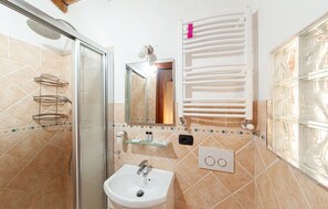 Luxury Villa, 3 Bedrooms | Bathroom | Shower, hair dryer, bidet, towels - Villetta Todde con Piscina (San Teodoro)