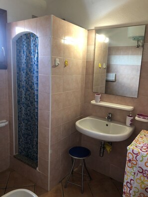 Appartement, 2 chambres | Lavabo de la salle de bain