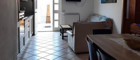 LĂ€genhet - 2 sovrum | Vardagsrum | 22-tums platt-tv med kabelkanaler och LCD-tv