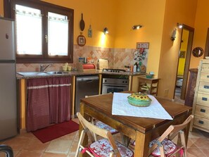 Apartment, 2 Schlafzimmer | Eigene Küche | Großer Kühlschrank, Mikrowelle, Ofen, Herdplatte