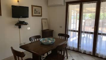 Appartement, 2 chambres | Repas dans la chambre