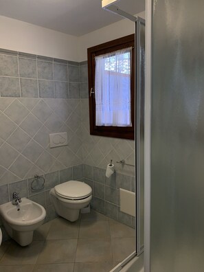 Apartment, 2 Bedrooms | Bathroom | Shower, rainfall showerhead, hair dryer, bidet - Appartamento I Gerani 3 San Teodoro Centro (San Teodoro)
