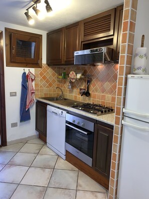 Apartment, 2 Bedrooms | Private kitchen | Full-size fridge, oven, stovetop, dishwasher - Appartamento I Gerani 3 San Teodoro Centro (San Teodoro)