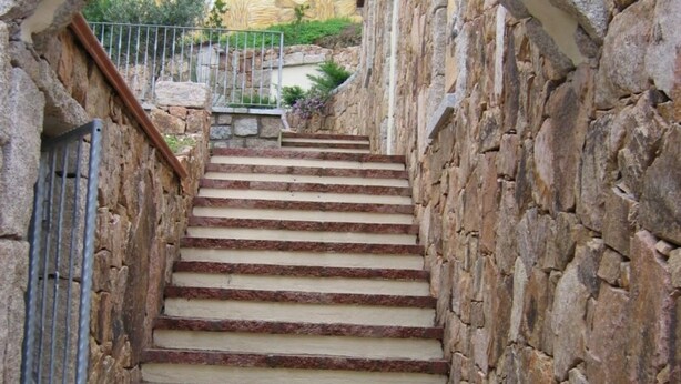 Una escalera de piedra que conduce a un edificio.