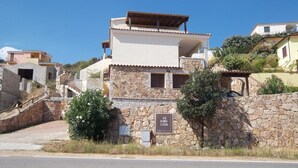 Un edificio de dos pisos con fachada de piedra y un letrero que dice "Sa Doro Laba".